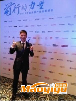 程小欢代表双虎领取“2012年度中国家居产业最具影响力品牌” 
