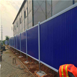 新疆新型围挡质量第一，新疆彩钢板围挡施工方案