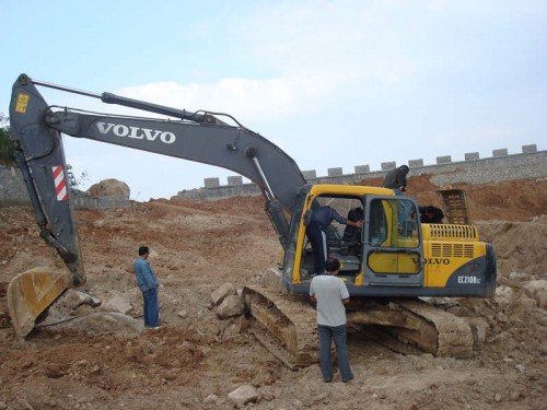 新闻：汨罗市小松挖掘机维修技术服务部