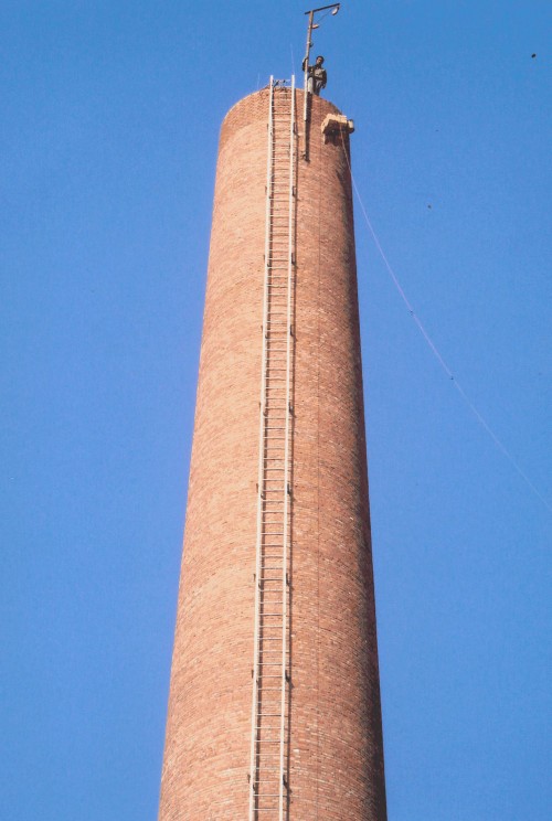 【图】河北武安125米旧烟囱安装螺旋爬梯价格是多少价√